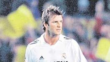 <b>EN LAS COSTILLAS. </b>Beckham jugó lesionado contra el Barcelona.