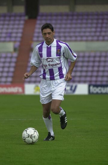 El centrocampista Serbio jugó en el Barcelona dos temporadas 97/98 y 98/99. En año 2000 ficha por el Valladolid donde permanece hasta 2004.