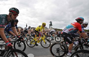 El ciclista danés de Jumbo-Visma, Jonas Vingegaard, con el maillot amarillo de líder general, pasa por el Palacio de Versalles, durante la 21.ª y última etapa de la 110.ª edición de la carrera ciclista del Tour de Francia.