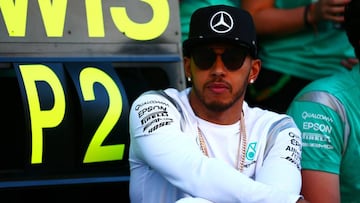 Hamilton no pudo ocultar su seriedad en la celebración del doblete de Mercedes.