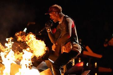 Travis Scott apareció segundos después del homenaje a Bob Esponja, cantando Psycho Mode a la luz del fuego.