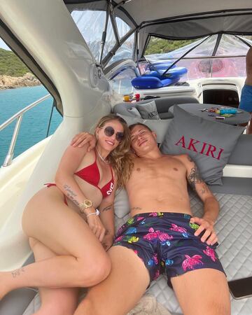 El centrocampista est¨¢ casado con Federica y juntos han tenido tres hijos. Comenzaron a salir en 2015 cuando Barella jugaba en el Cagliari, y despu¨¦s de tres a?os, se casaron en Cerde?a.