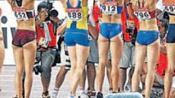 <b>APOTEOSIS FEMENINA. </b>Las chicas del heptatlón saludan a los aficionados, tras acabar la combinada. Klüft aparece con el dorsal 888.