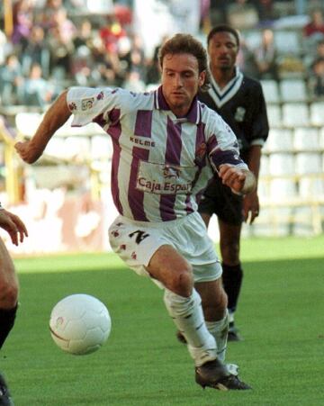 Jugó en el Valladolid en dos etapas que marcan el comienzo y final de su carrera deportiva, la primera de 1984 a 1987 y la segunda de 1995 a 1998. Con el Barcelona, militó tres temporadas, donde consiguió sus mayores éxitos profesionales: tres campeonatos de Liga y la Copa de Europa de 1992.
