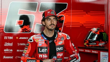 Bagnaia en el garaje de Ducati durante la lucha por la pole del GP de Tailandia de MotoGP.