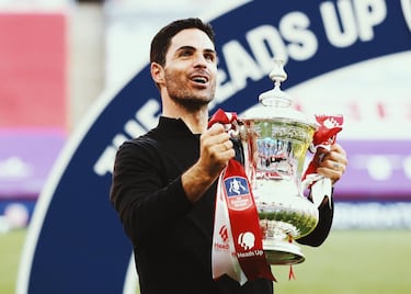 Aunque el año no haya terminado bien para Mikel Arteta, que está mas cuestionado que nunca en el Arsenal, lo cierto es que gracias al técnico español el conjunto gunner ganó su primer título en la era post Wenger. Dos goles de Aubameyang dieron el título de campeón de Inglaterra al equipo londinense ante su vecino el Chelsea y le sirvió para ganarse el billete a la Europa League que no había podido lograr en la Premier. 