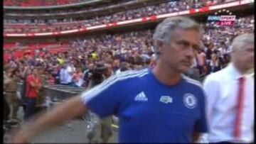 Wenger evitando a Mourinho.