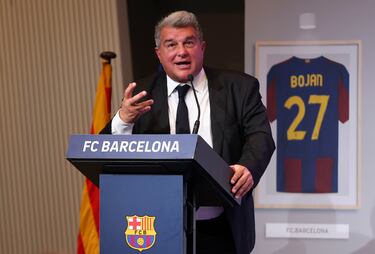 "Has sido un jugador especial, aquí vemos los títulos que ganaste. Pero también se te recordará por ser ese jugador de Linyola que batió todos los récords en las categorías inferiores. Te agradezco la referencia que has hecho a Rijkaard porque se la jugó contigo. Todo lo que has dicho ha sido aleccionador".