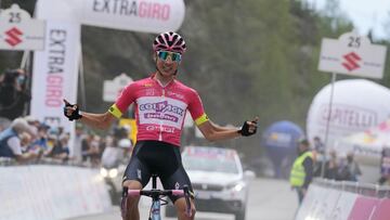 Juan Ayuso celebra su tercer triunfo de etapa en el Giro sub-23.