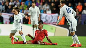 Real Madrid's Croatian midfielder Luka Modric (L) and Sevilla's Brazilian defender Mariano Ferreira (C Bottom) vie for the ball during the UEFA Super Cup final football match between Real Madrid CF and Sevilla FC on August 9, 2016 at the Lerkendal Stadium in Trondheim. / AFP PHOTO / JONATHAN NACKSTRAND