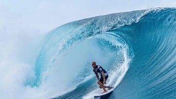 US Kelly Slater competes during the Outerknown Tahiti Pro 2022, the Men's WSL Championship Tour, in Teahupo'o, French Polynesia, on August 18, 2022. (Photo by Jerome Brouillet / AFP)