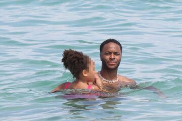 El jugador del Manchester City disfruta con su familia y amigos de unos días de vacaciones en la Costa Azul antes del partido de Champions ante el Madrid.