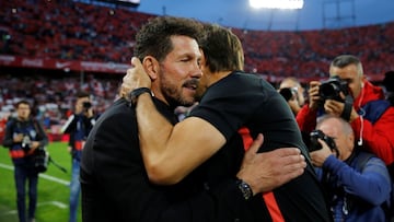 Soccer Football - La Liga Santander - Sevilla v Atletico Madrid - Ramon Sanchez Pizjuan, Seville, Spain - November 2, 2019 Atletico Madrid coach Diego Simeone embraces Sevilla coach Julen Lopetegui before the match REUTERS/Marcelo Del Pozo