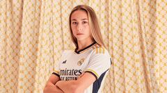Athenea del Castillo, delantera en el Real Madrid Club de Fútbol de la Primera División Femenina de España posando con la nueva equipación para la temporada 23/24.