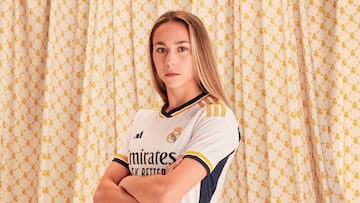 Athenea del Castillo, delantera en el Real Madrid Club de Fútbol de la Primera División Femenina de España posando con la nueva equipación para la temporada 23/24.
