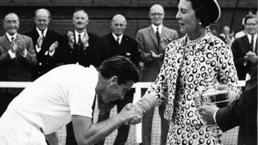 WIMBLEDON.- JULIO DEL 1966 ( ARCHIVO ) EFE. MANUEL SANTANA, RECIBE EL TROFEO DE MANO DE LA PRINCESA MARINA DE KENT ( ESPECIAL DIARIO " AS " TROFEO WIMBLEDON FOTO COLOREADA PUBLICADA 26/11/03 NA MA31 1COL