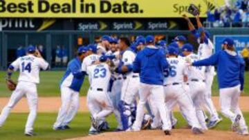 EUFORIA TOTAL. Los jugadores del Kansas City Royals explotaron de emoción tras la importante victoria ante los Baltimore Orioles.