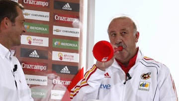 Del Bosque se animó a soplar la vuvuzela en 'Los Manolos', en Cuatro, y el fotógrafo de AS, Juan Flor, captó el momento ante un divertido Manu Carreño.