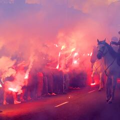 La tensa cronología del derbi madrileño: cánticos, audios de VAR y las imágenes del bochorno