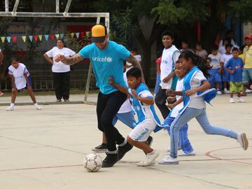 Sergio Ramos jugando con un niño en Piura (Perú)