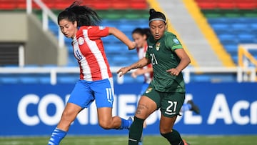 Paraguay's Fany Gauto (L) and Bolivia's Marilin Roja (R) vie for the ball during their Women's Copa America first round football match at the Pascual Guerrero stadium in Cali, Colombia, on July 14, 2022. (Photo by Juan BARRETO / AFP)