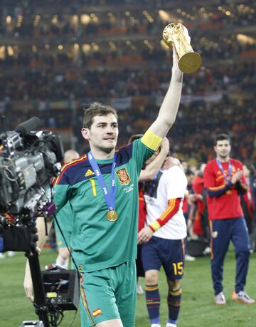 Iker Casillas con la copa del Mundial.