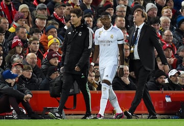 Alaba se retira por su propio pie, junto a los médicos, tras lesionarse en Anfield.