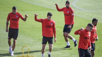 Felipe, Hermoso, dos nuevos en el Atlético, y Vitolo, entre otros, veterano, en la sesión del Atlético ayer.
