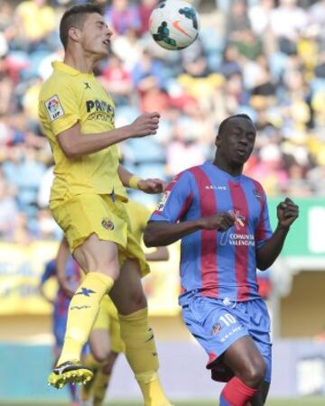 Baba y Pantic durante el partido de la trigésima tercera jornada de liga de Primera División disputado esta tarde en el estadio de El Madrigal. 
