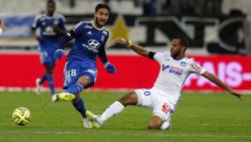 Romao trata de alcanzar el bal&oacute;n durante un duelo de Ligue 1. 