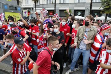 Algunos aficionados del Atltico de Madrid se acercaron a la fuente madrile?a de Neptuno para celebrar el ttulo de Liga conseguido.