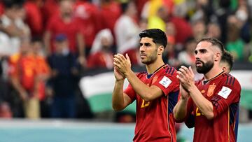 Spain's forward #10 Marco Asensio (L) and Spain's defender #20 Dani Carvajal (R) applaud after the Qatar 2022 World Cup Group E football match between Spain and Germany at the Al-Bayt Stadium in Al Khor, north of Doha on November 27, 2022. (Photo by JAVIER SORIANO / AFP)