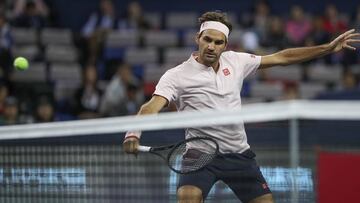 Federer bate a Nishikori y continúa su defensa del título