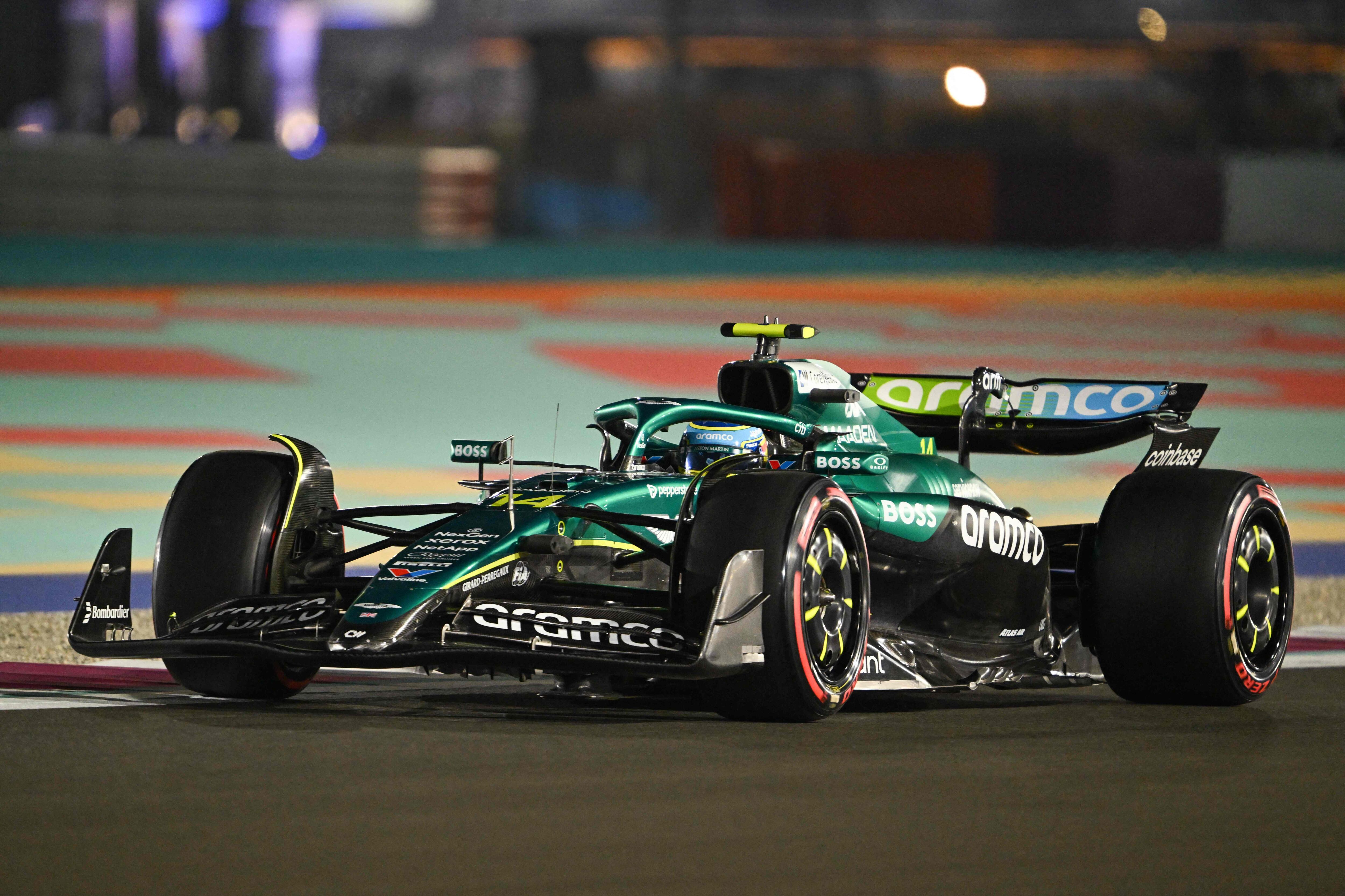 El piloto español de Aston Martin, Fernando Alonso, conduce durante la primera sesión de práctica antes del Gran Premio de Qatar de Fórmula Uno en el Circuito Internacional de Lusail el 28 de noviembre de 2025 en Lusail. (Foto de Mahmud HAMS / AFP)