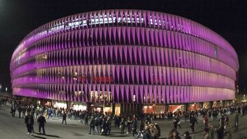 San Mam&eacute;s, estadio del Athletic, iluminado. 