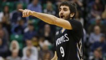 Ricky Rubio da instrucciones a sus compa&ntilde;eros.