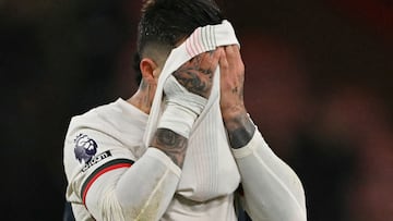 Chelsea's Argentinian midfielder #08 Enzo Fernandez (C) reacts after the English Premier League football match between Bournemouth and Chelsea at the Vitality Stadium in Bournemouth, southern England on December 6, 2025. (Photo by Glyn KIRK / AFP) / RESTRICTED TO EDITORIAL USE. No use with unauthorized audio, video, data, fixture lists, club/league logos or 'live' services. Online in-match use limited to 120 images. An additional 40 images may be used in extra time. No video emulation. Social media in-match use limited to 120 images. An additional 40 images may be used in extra time. No use in betting publications, games or single club/league/player publications. /