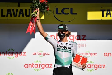 Wout Van Aert del Jumbo Visma se volvió a quedar con la victoria después de una etapa marcada por los abanicos que afectaron a varios que estaban en el Top 10 de la clasificación general. Egan es el mejor colombiano a 13 segundos del líder Adam Yates del 