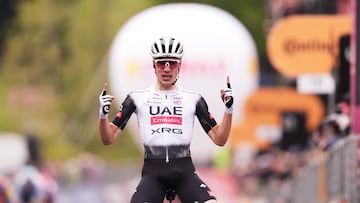 Ayuso celebra su victoria en la cima de Tagliacozzo.