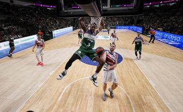 Excelente jugada de Melvin  Ejim.