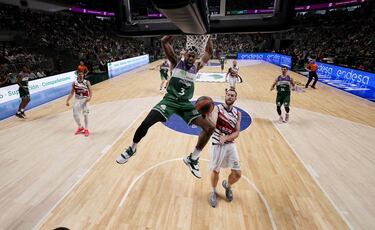El Baskonia supera al Unicaja en una prórroga demoledora