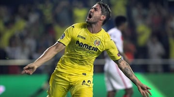 Debutó en 2006 con el Ínter de Porto Alegre y de inmediato fue considerado una de las joyas del futbol brasileño. Alexandre Rodrigues da Silva emigró en 2007 al Milán, donde logró una Serie A. Sin embargo, las continuas lesiones le impidieron convertirse en la súper estrella a la que apuntaba ser. Hoy juega en la liga china, para el Tianjin.