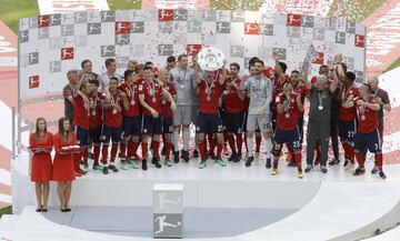 Bayern's Thomas Mueller, center, lifts the trophy after the German Soccer Bundesliga match between FC Bayern Munich and VfB Stuttgart in Munich, Germany, Saturday, May 12, 2018. (AP Photo/Matthias Schrader)