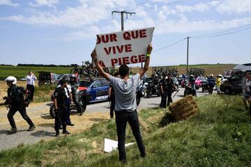 Duras protestas de los agricultores franceses, que usaron gases lacrimógenos, durante la decimosexta etapa de la ronda francesa entre las localidades de Carcasona y Bagnères-de-Luchon.