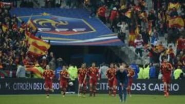 TRIUNFO VITAL. España se impuso en París con un gol de Pedro. Los jugadores de La Roja celebran el gol ante la alegría de algunos de sus seguidores desplazados.