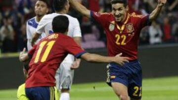 El jugador español Jesús Navas celebra con su compañero Pedro el gol conseguido durante el partido amistoso que les ha enfrentado a Chile en el estadio de Ginebra, Suiza, el 10 de septiembre del 2013.