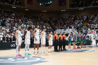 Los jugadores del Real Madrid y del Unicaja antes del inicio de la final. 
