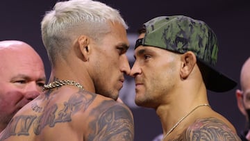 LAS VEGAS, NEVADA - DECEMBER 10: Charles Oliveira of Brazil and Dustin Poirier face off during the UFC 269 ceremonial weigh-in at MGM Grand Garden Arena on December 10, 2021 in Las Vegas, Nevada.   Carmen Mandato/Getty Images/AFP
 == FOR NEWSPAPERS, INTER