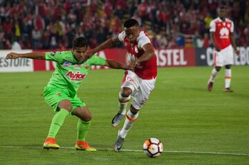 Jhon Pajoy en busca de la pelota ante la marca de un rival