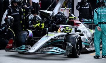 Lewis Hamilton de Mercedes en una parada en boxes durante la carrera. 